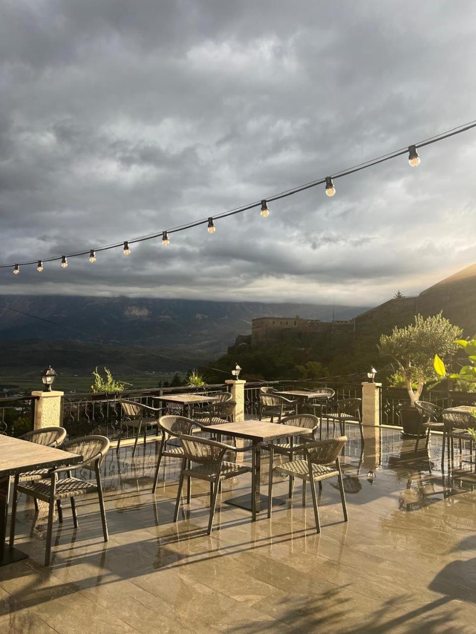 Hotel With Castle View Gjirokastër Екстериор снимка
