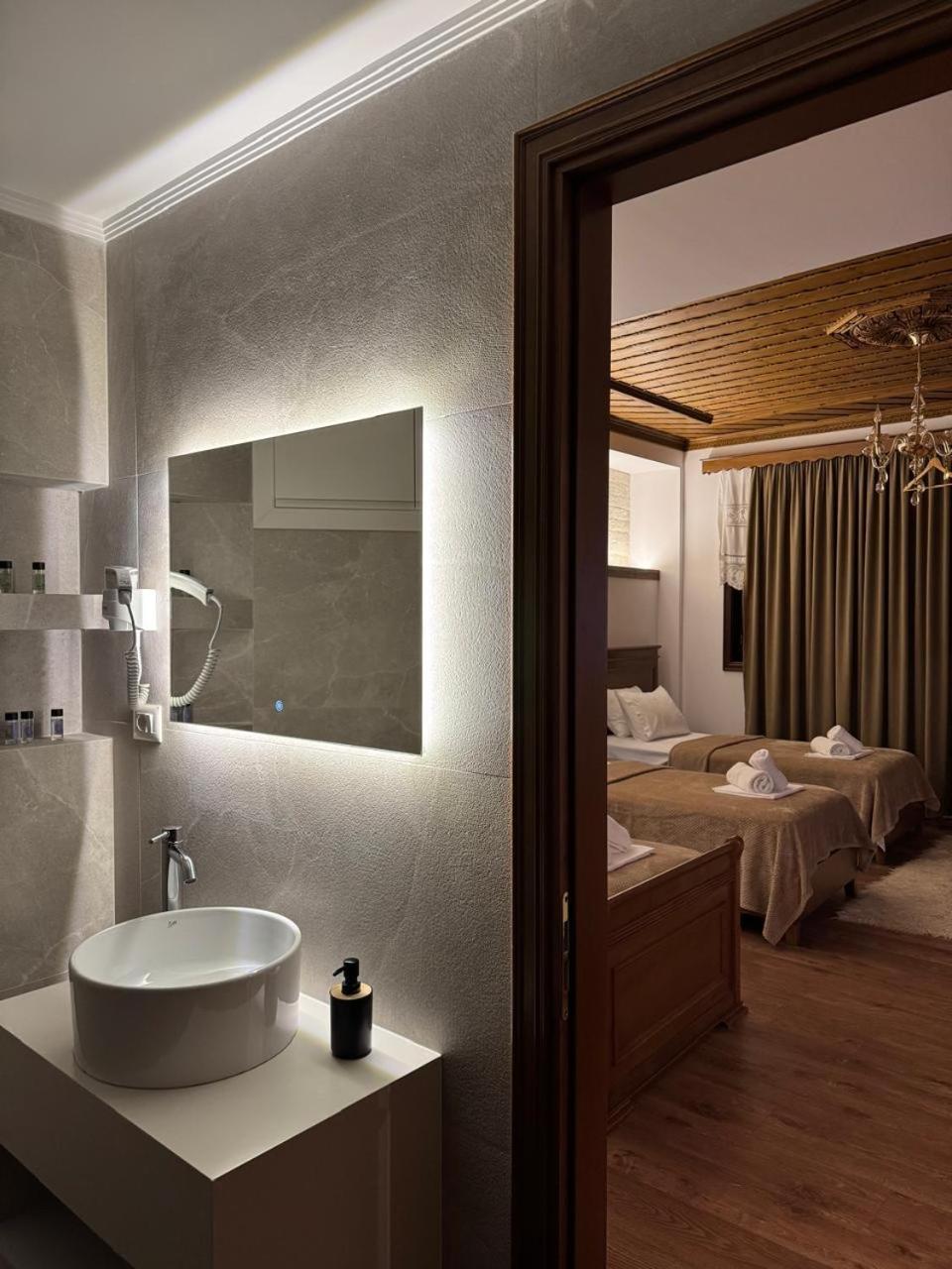 Hotel With Castle View Gjirokastër Екстериор снимка